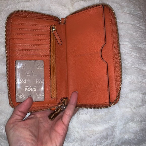 Michael Kors Phone Case/Wristlet - Picture 4 of 6